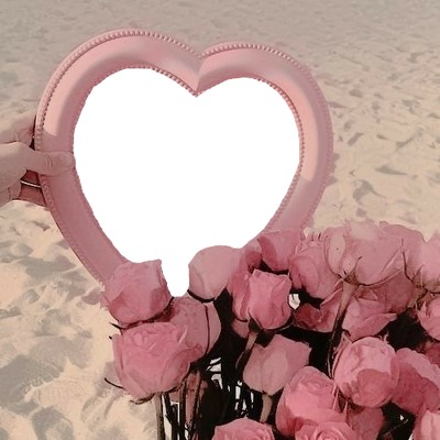 espejo corazón y rosas rosadas. Photo frame effect