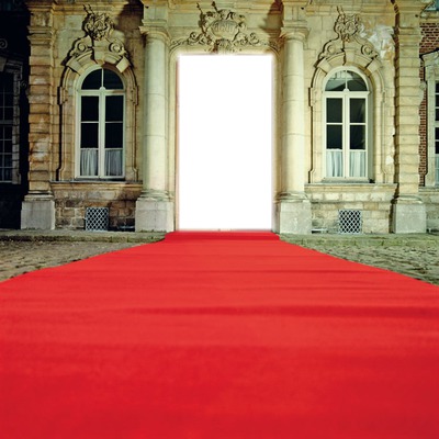 la porte avec tapie rouge