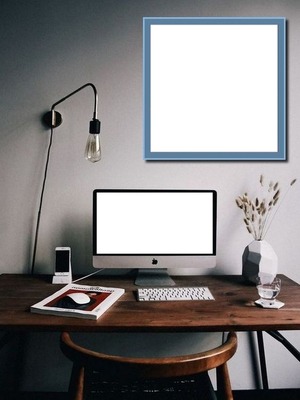 mi escritorio, cuadro y computadora. Photo frame effect
