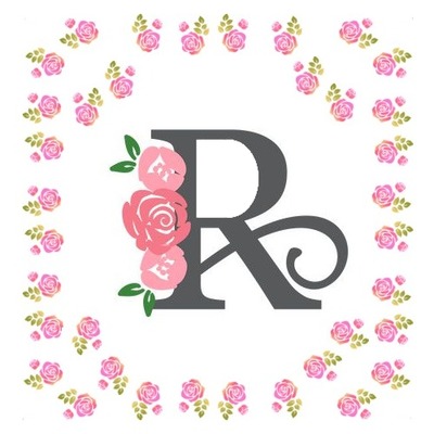 letra R y rosas rosadas. Montaje fotografico