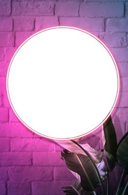 marco circular neón lila, en pared ladrillo. Fotomontáž