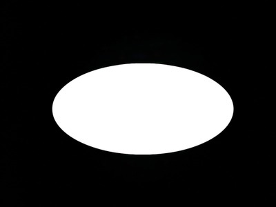 1 cadre ovale sur fond noir 1 photo Fotomontage