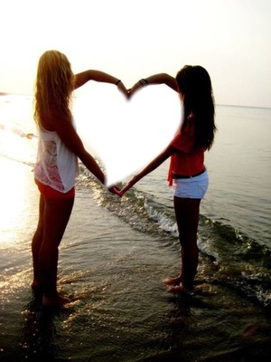Coeur par des filles à la plage
