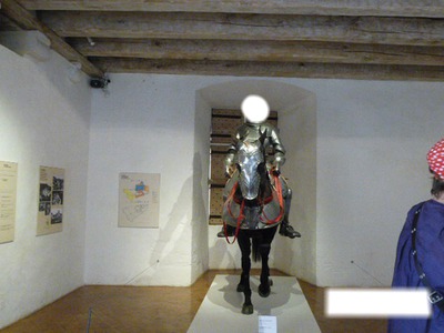 chevalier en armure sur son cheval Montaje fotografico