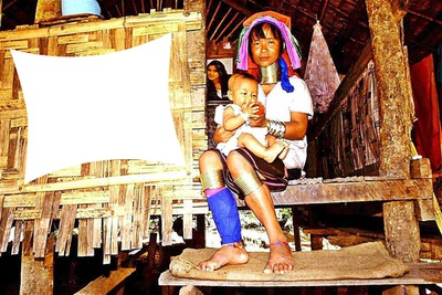 Femme Padung avec son enfant Фотомонтажа