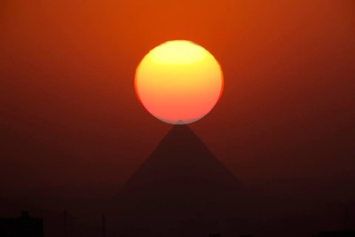 piramide con il sole フォトモンタージュ