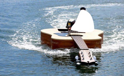 guitare dans l'eau Φωτομοντάζ