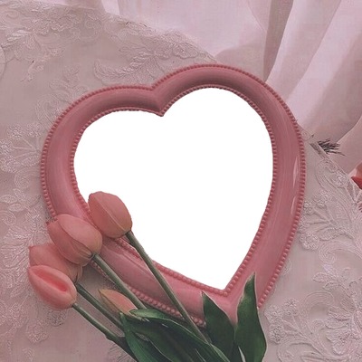 espejo corazón y tulipanes rosados. フォトモンタージュ