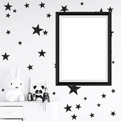 marco negro en pared blanca con estrellas negras, una foto. Montaje fotografico