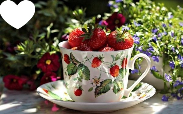 Tasse fraises et fleurs Montage photo