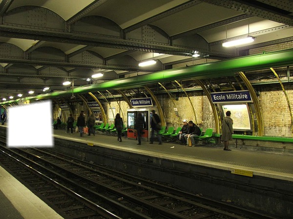 Station de Métro École Millitaire フォトモンタージュ