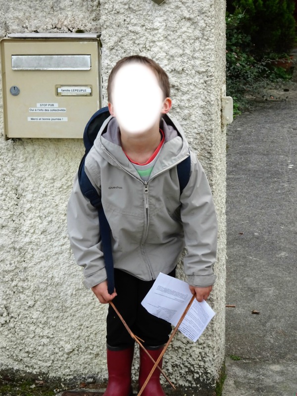 enfant devant boîte aux lettres Fotomontaggio