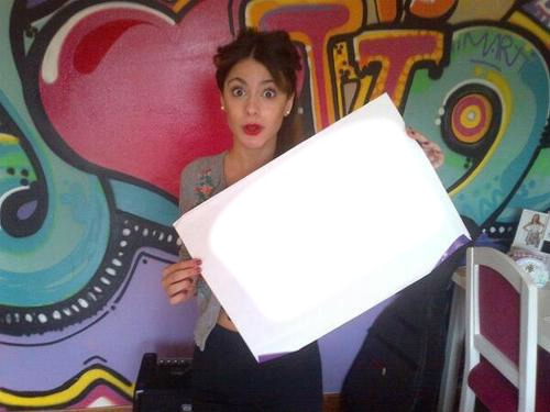 violetta con un cartel フォトモンタージュ