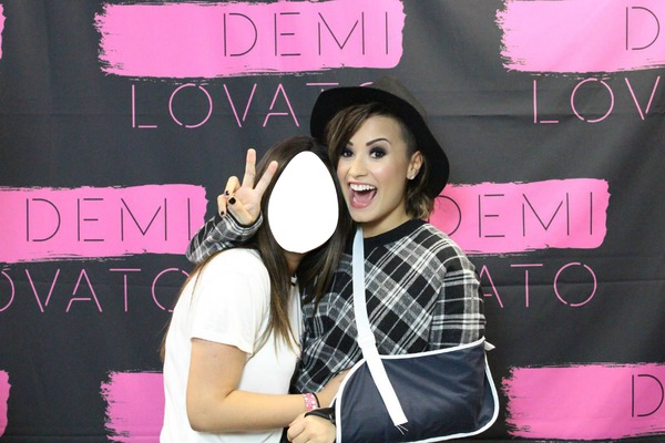 Demi Lovato M&G Photo frame effect