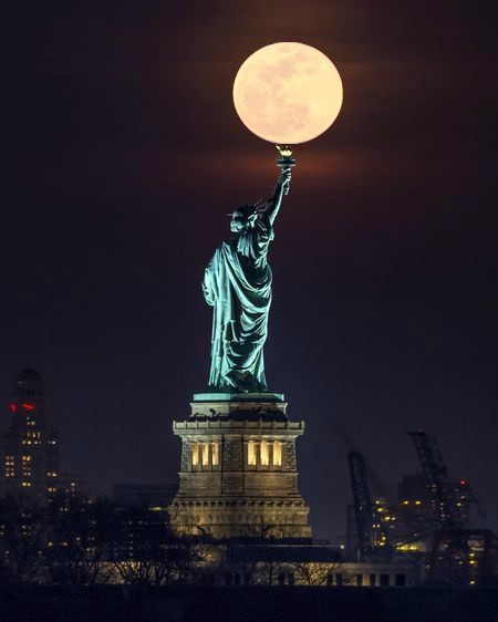 MOON over the Statue of Liberty Montaje fotografico