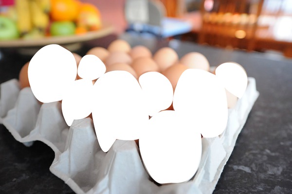 canasta de huevos o una ......... Photomontage