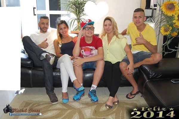 vc junto com a familia do gui Fotomontáž