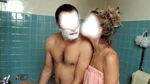 Un gars une fille dans la douche Фотомонтажа