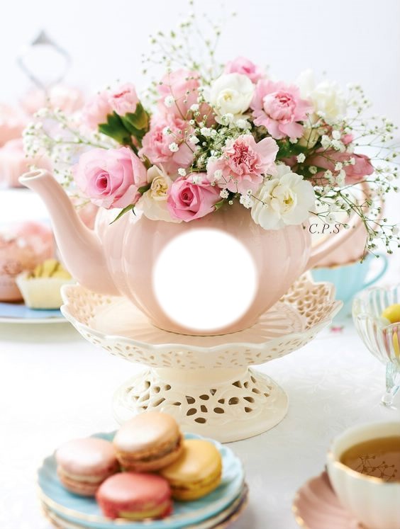 Taza con flores y galletas Montaje fotografico