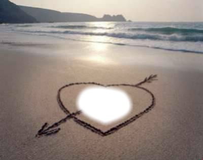 coeur d'amour dessiné sur la plage フォトモンタージュ