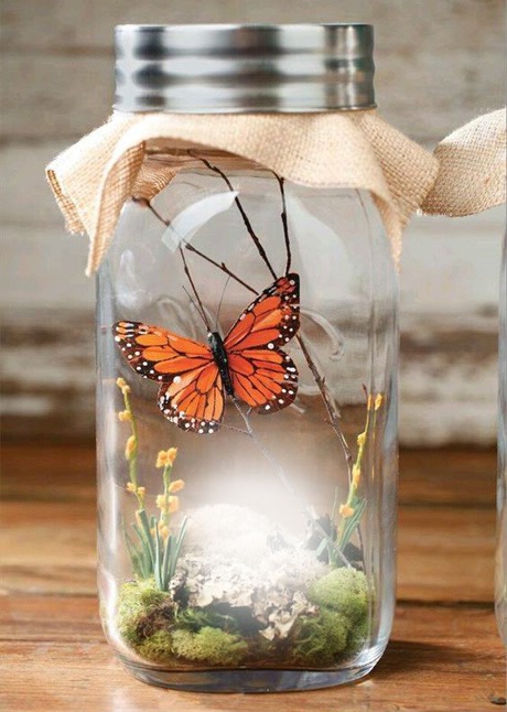 Botella con mariposa y flores Fotomontaggio