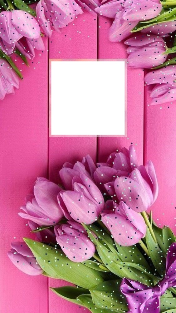tulipanes rosados sobre madera. Fotomontáž