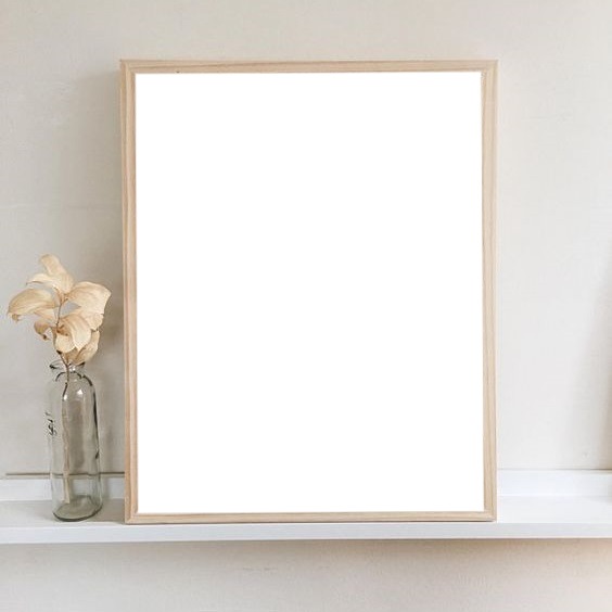 marco de madera para una foto, sobre repisa, florero. Photo frame effect