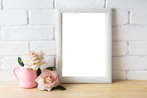 Белый фон с розами в кувшине Фотомонтаж