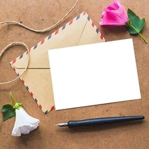 carta, flores y pluma, recuerdos, una foto. Fotomontage