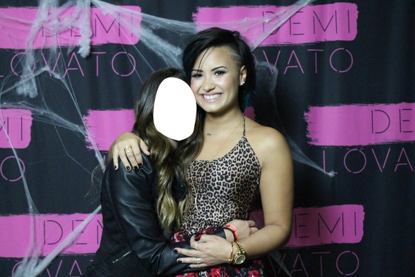 Demi Lovato M&G Photo frame effect