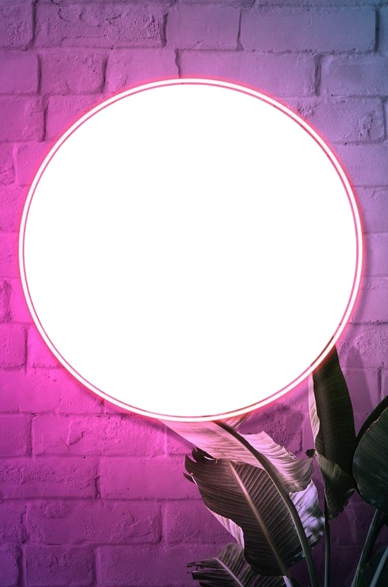 marco circular neón lila, en pared ladrillo. Fotomontasje