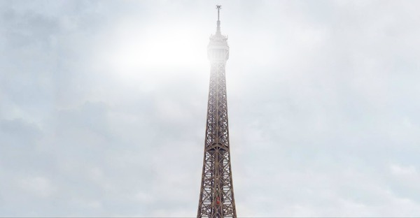 Nuages au sommet de la Tour Eiffel Fotomontaža
