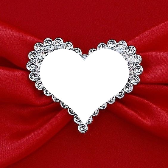 broche corazón plateado en cinta roja. Фотомонтажа