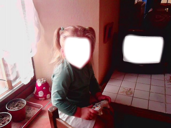 petite fille qui regarde la television Fotomontagem