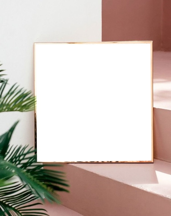 marco dorado, en escalera rosada, una foto Фотомонтажа