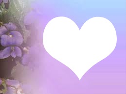 Base de coração com fundo de flores roxas Fotomontaggio