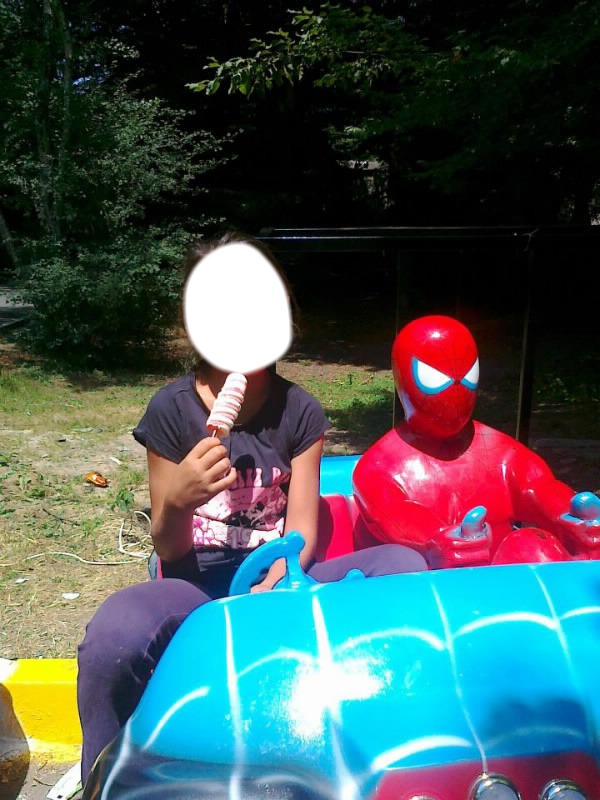 Süpermen ile dondurma yiyen kız Fotoğraf editörü