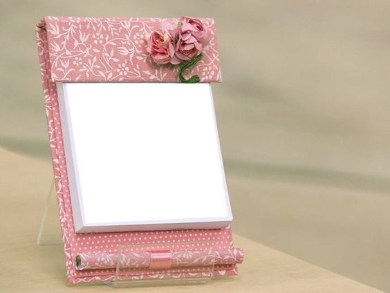 libreta de notas, detalle rosa y lapicero rosados. Photo frame effect