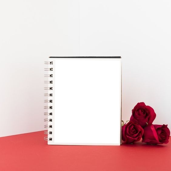 cuaderno y rosas rojas, sobre mesa. Fotomontáž