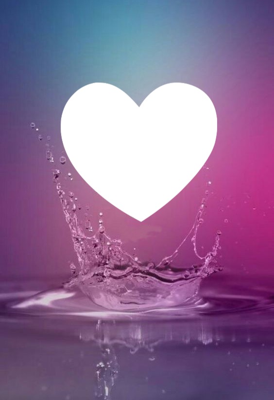 corazón en salpicón de agua, fondo lila. Photo frame effect