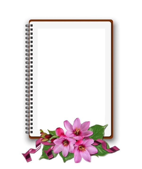 cuaderno y flores rosadas. Fotomontagem