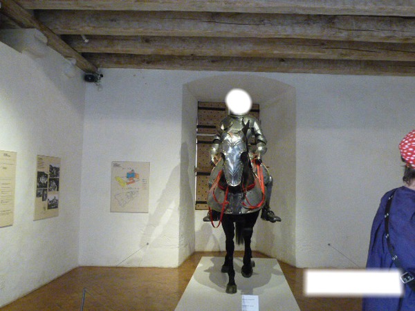 chevalier en armure sur son cheval フォトモンタージュ