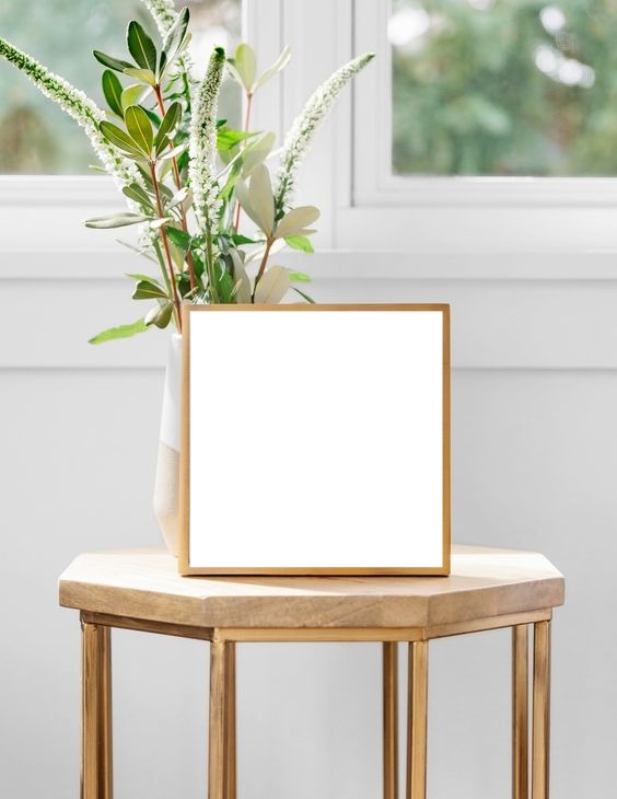 marco sobre mesa de madera. Photomontage
