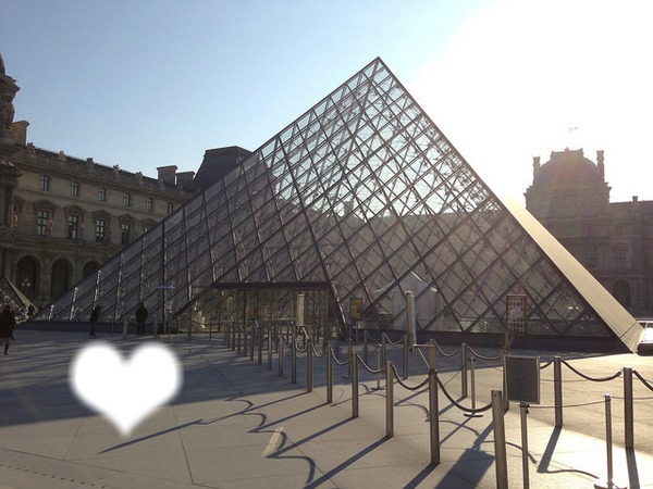 La Pyramide du Louvre Фотомонтаж