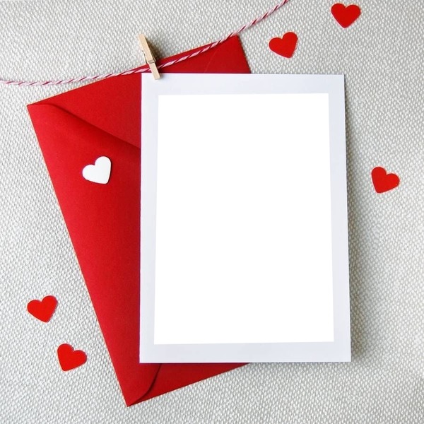 Feliz San Valentín, sobre rojo, corazoncitos y una foto. Photomontage