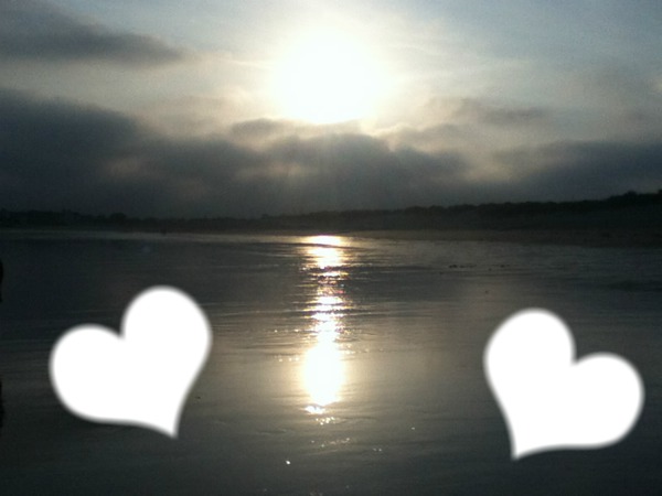 coeurs sur un coucher de soleil au bord de l'eau Montage photo