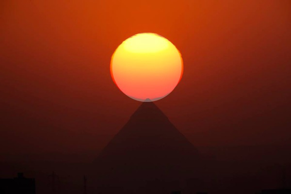 piramide con il sole フォトモンタージュ