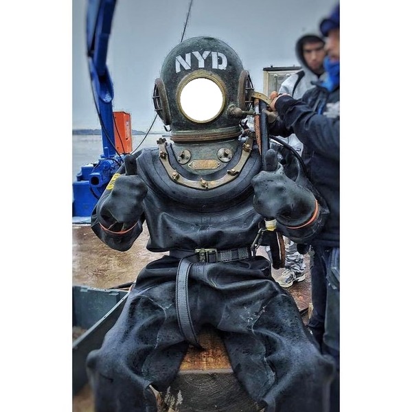 Diving suit with old helmet Photo frame effect