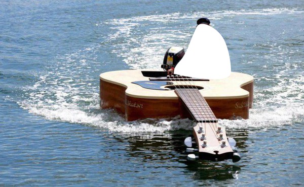 guitare dans l'eau Fotomontaggio