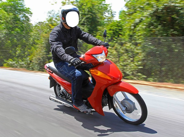 Andando na moto Vermelha Fotomontáž